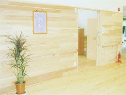 段差のない館内には絵画や観葉植物が置かれ、消火器も設置されている。