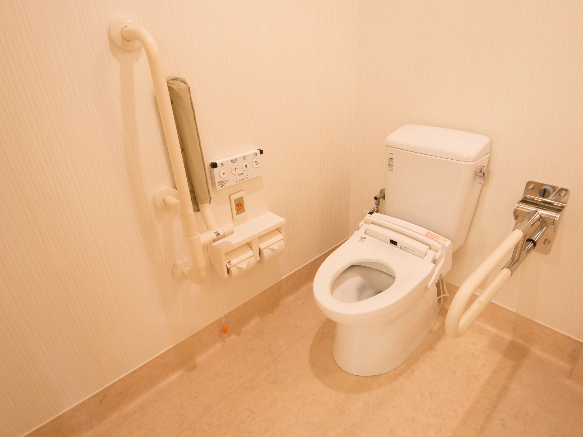 トイレの便器には温水洗浄便座を設置している。冬場などの寒い時期には便座が温かく快適に使用することができる。