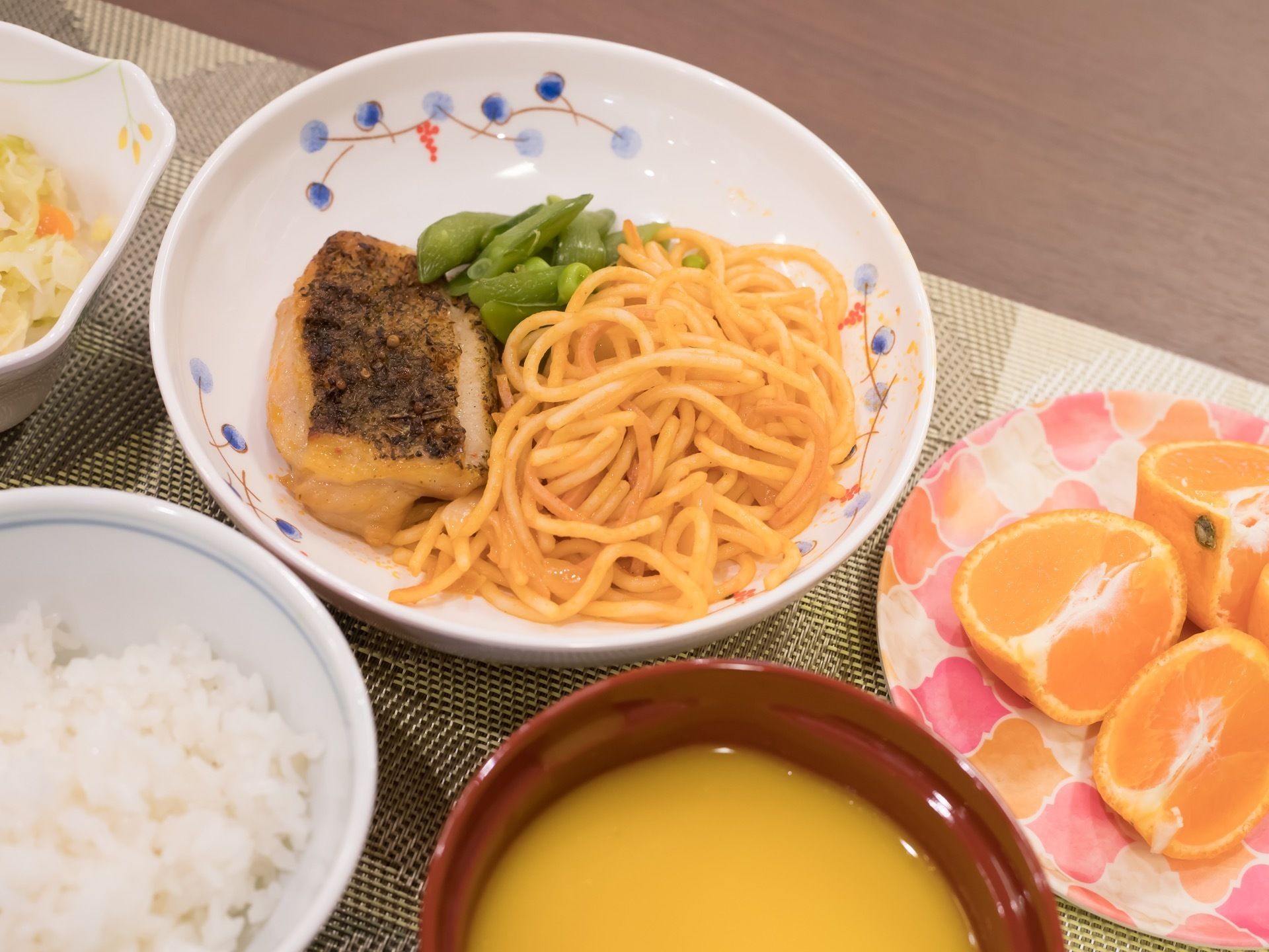 栄養価が高く彩のある料理である。毎日の食事に入居者様が飽きないよう、食器なども色柄の良い物を採用している。
