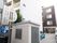 ブラウンを基調とした４階建ての建物である。建物の前方に施設名の看板があり、その下に駐車場と車椅子のマークがある。