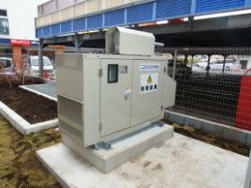 施設の外に置いてある設備の様子。災害時用の自家発電機がある