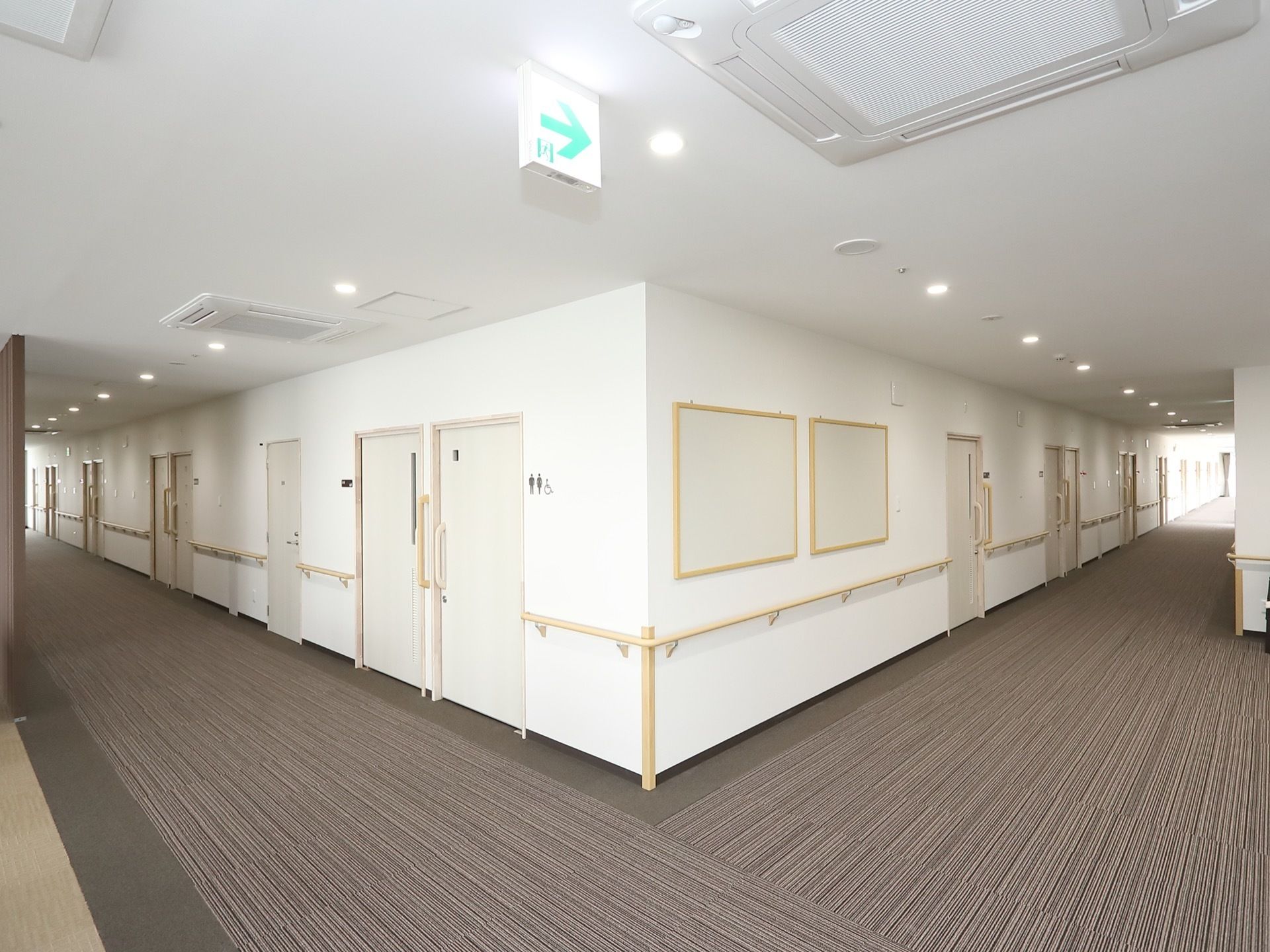 廊下にはクッションのある柔らかい素材のマットを敷いているので、万一入居者様が転倒した場合にも、衝撃を減らしてくれる。また防音効果もある。