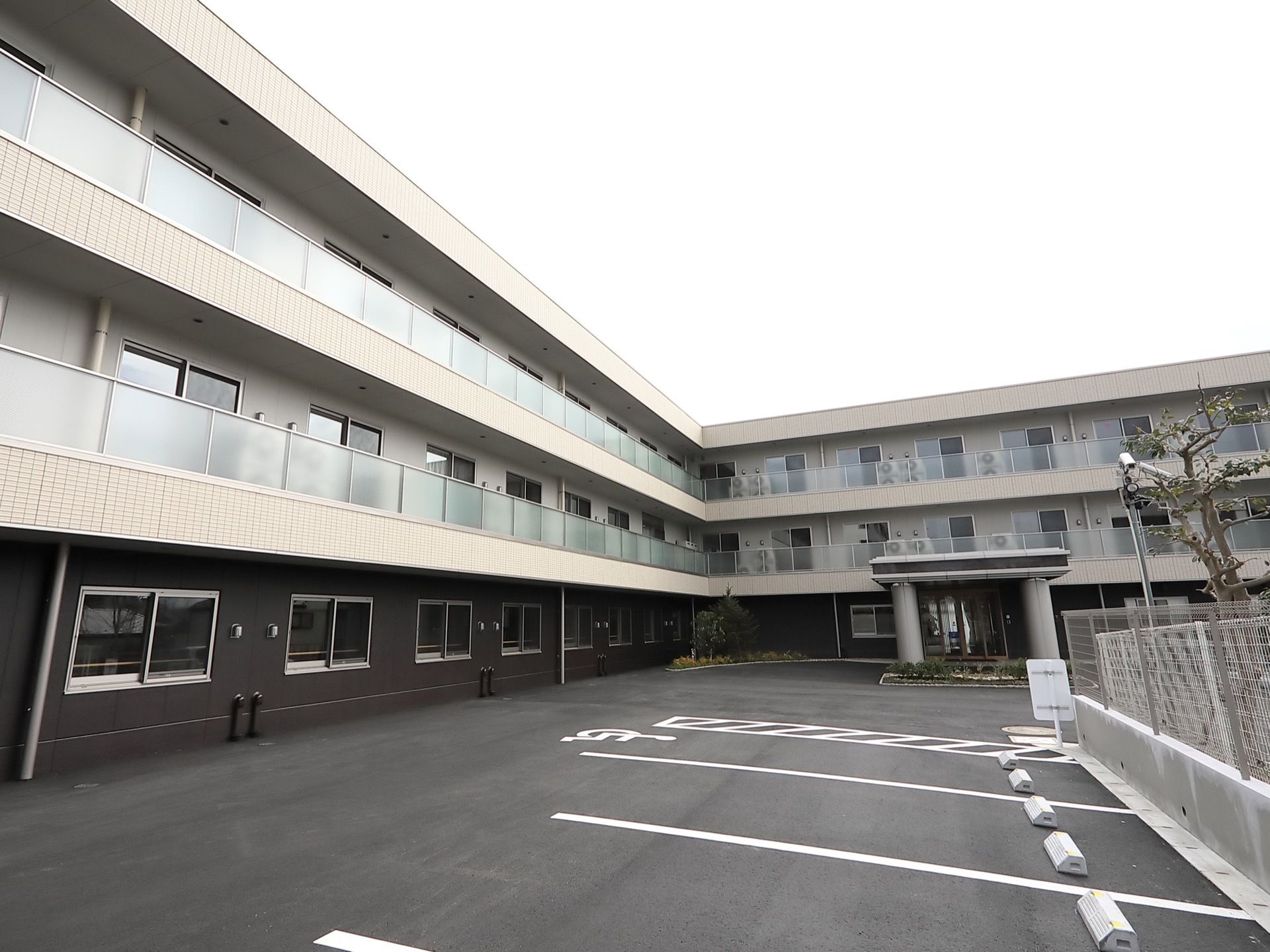 施設の敷地は広く、駐車場が完備されている。玄関前には車寄せがあるので、雨風にさらされることなく入館していただける。