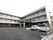 L字型の3階建て施設である。2階と3階にはベランダがついており、プライバシー保護のために半透明の板が設置されている。