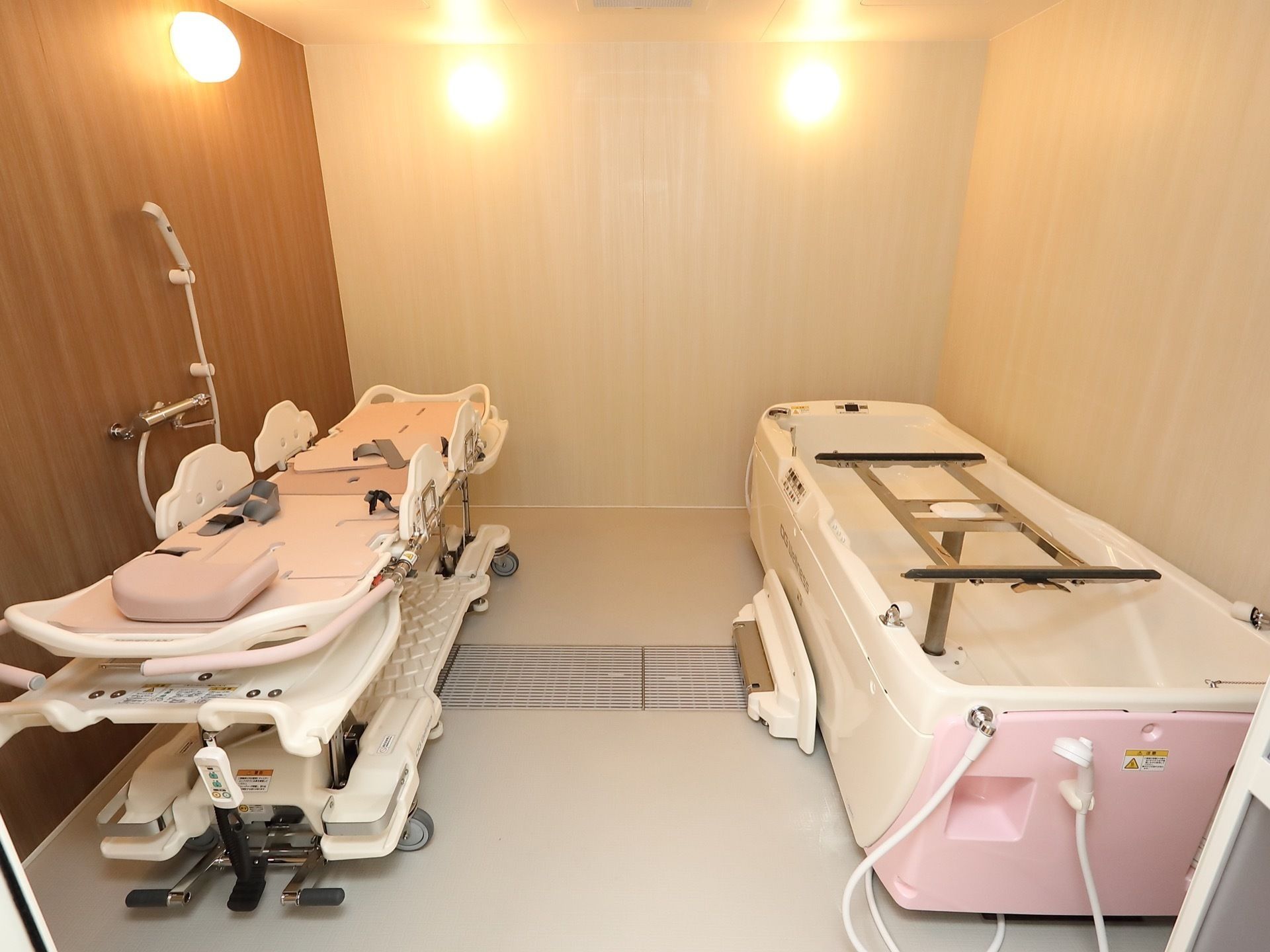 座った姿勢で楽に使える介護浴槽の様子。立上りや移動サポート用の手すり