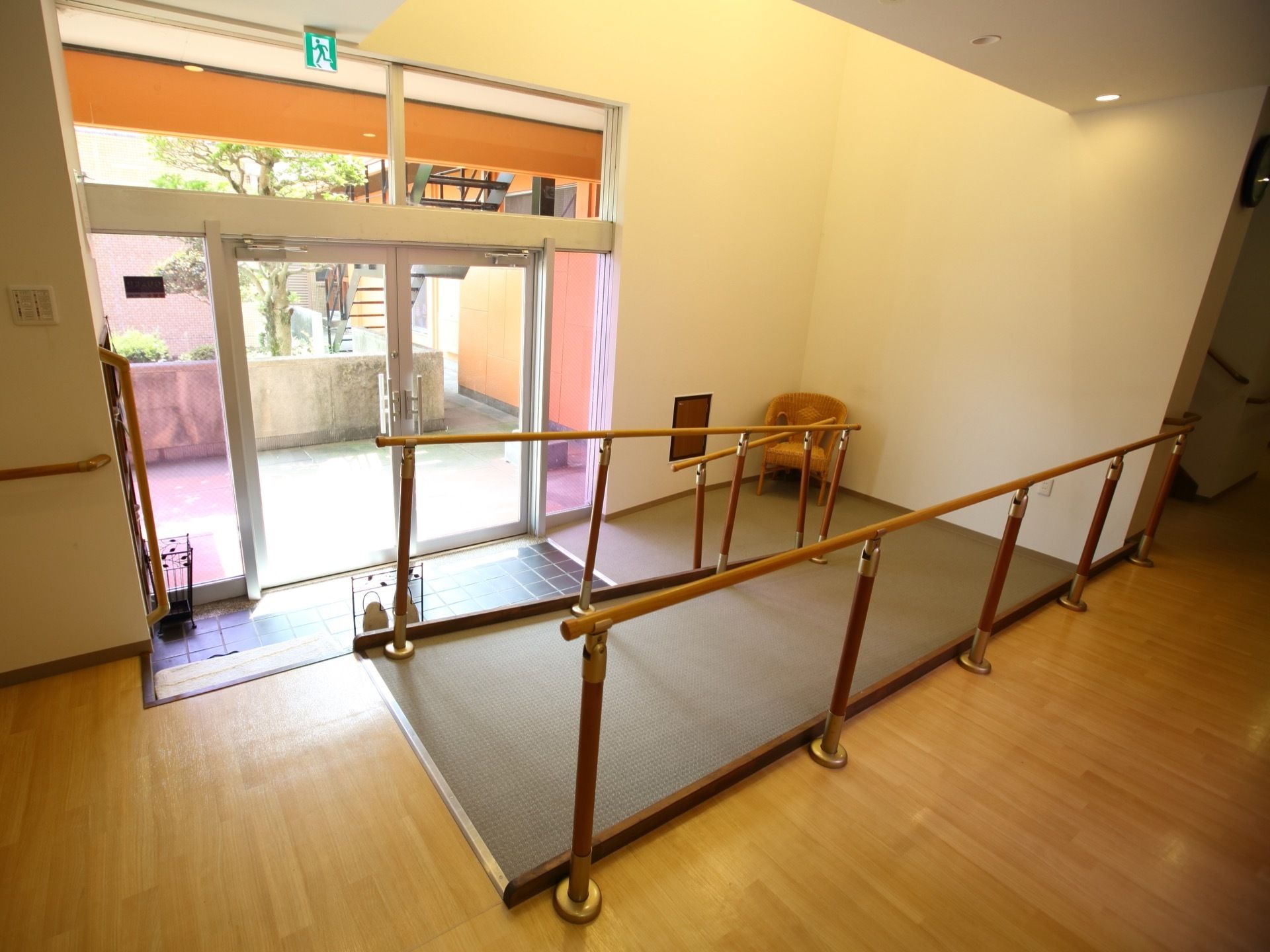 玄関内部には、土間から床面に上がるためのゆるやかなスロープがある。スロープの両側に大きな手すりがある。