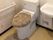 ブラウン系のカバーが付いたトイレには、呼び出しボタンや手すりが付いている。