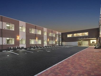 日が暮れ建物の外壁に設置された外灯や館内の明かりが灯っている。