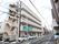 5階建ての建物はブラウンを基調としたどっしりとした造り。各フロアにベランダも付き、周辺には緑もある。