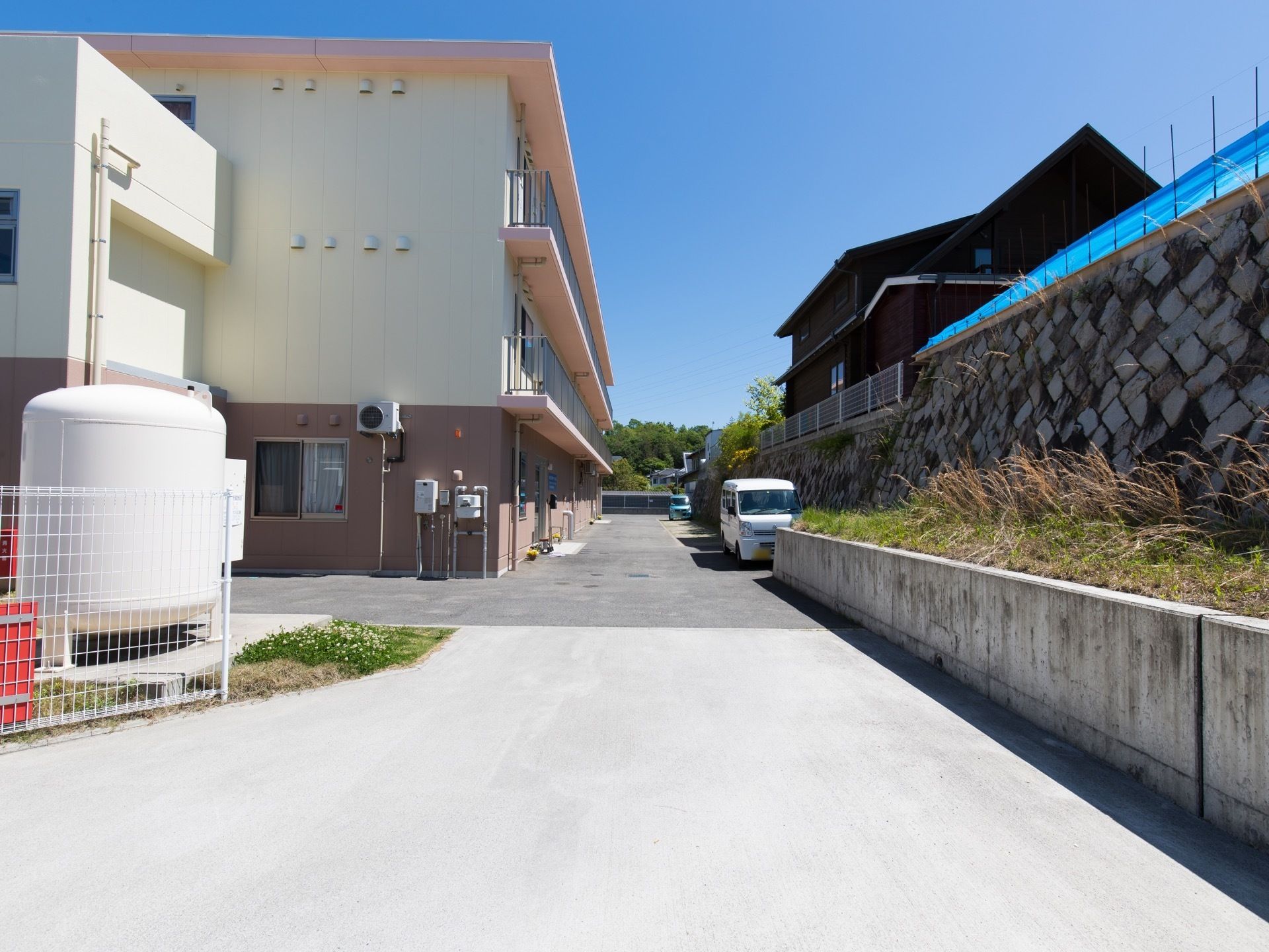 周辺に高い建物がなく、自然豊かでのどかな環境に立地している。空気が美味しい場所で、穏やかに過ごすことができる。