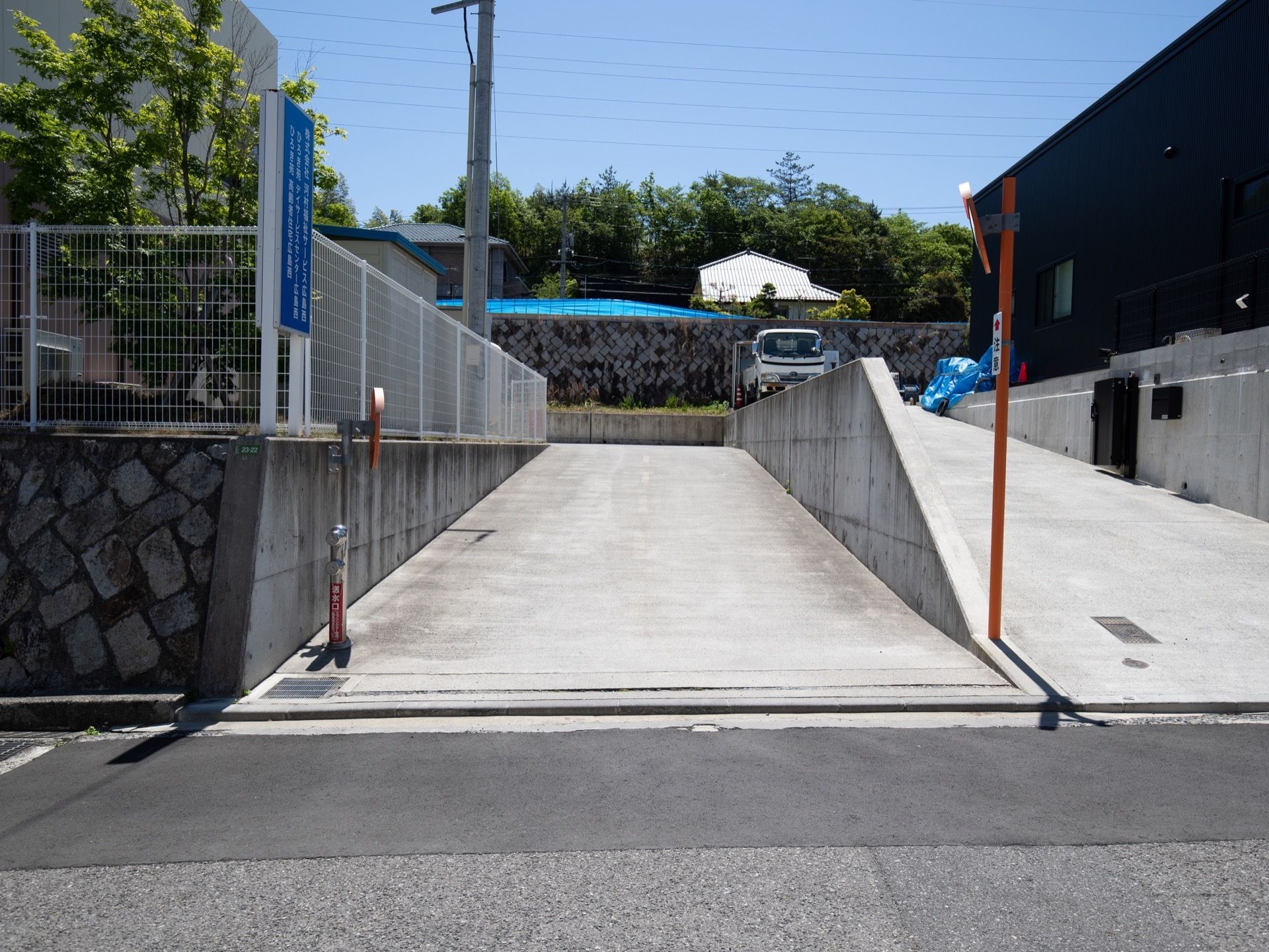施設から道路への出入りは、緩やかなスロープによって安全に往来できる。散策することでストレス発散ができ、健康維持につながる。