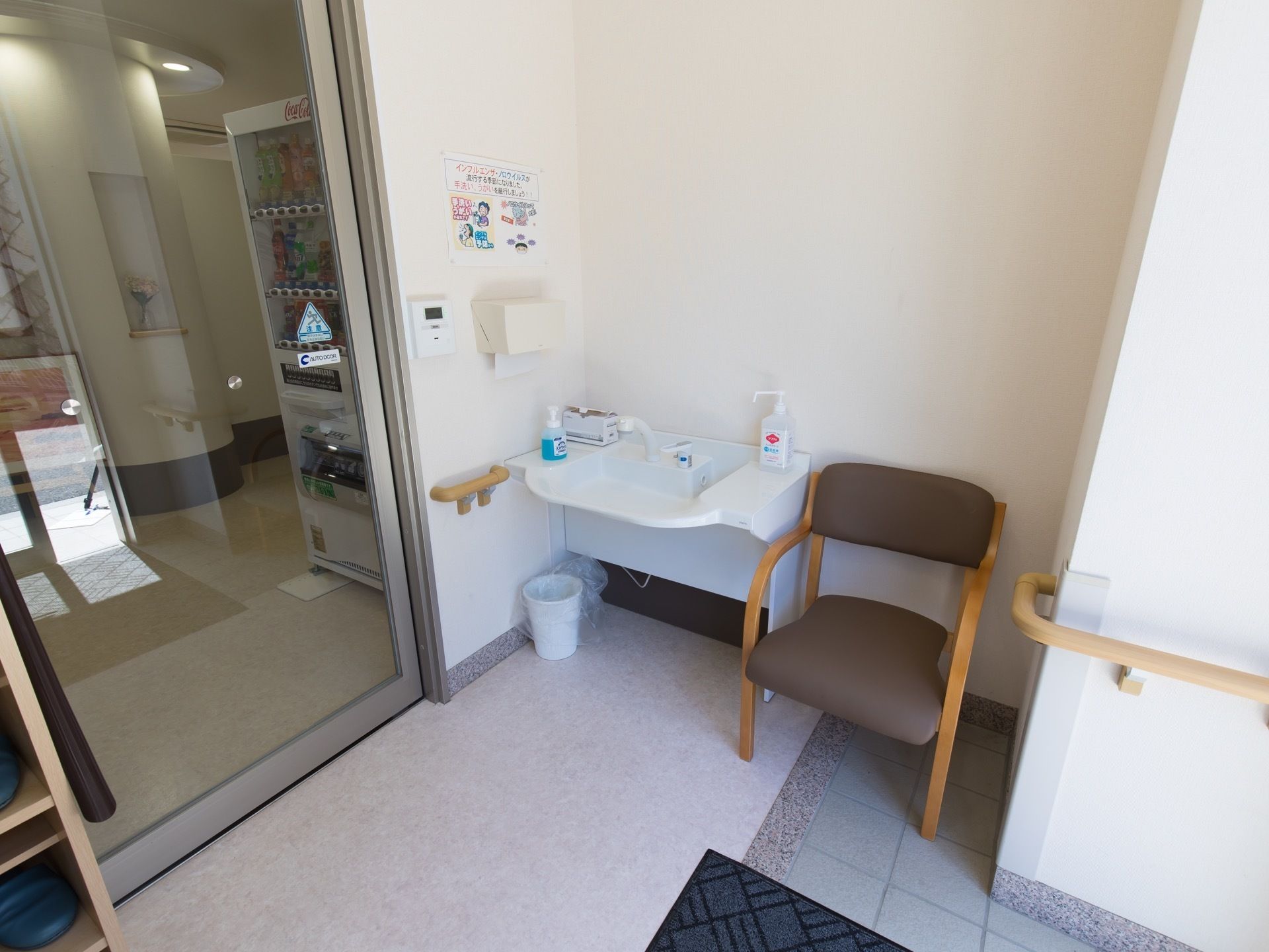外出からの手洗いが速やかにできるよう、玄関に洗面台を設置している。こまめな手洗いやうがいを行うことで、風邪予防につなげている。
