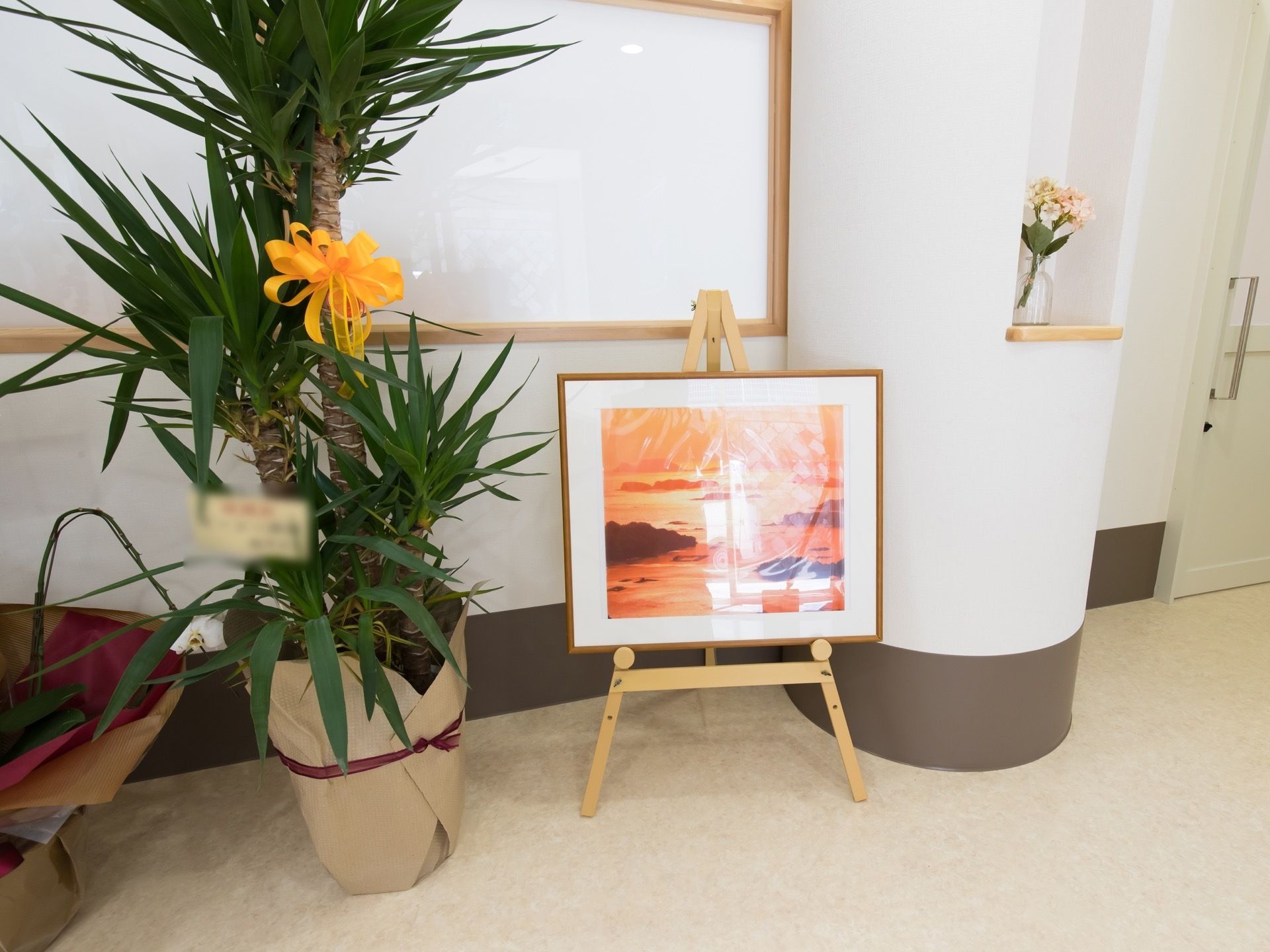 共有スペースをはじめ施設内が無機質な感じにならないよう、絵画や観賞植物を飾っている。心豊かに生活できるよう工夫を凝らしている。