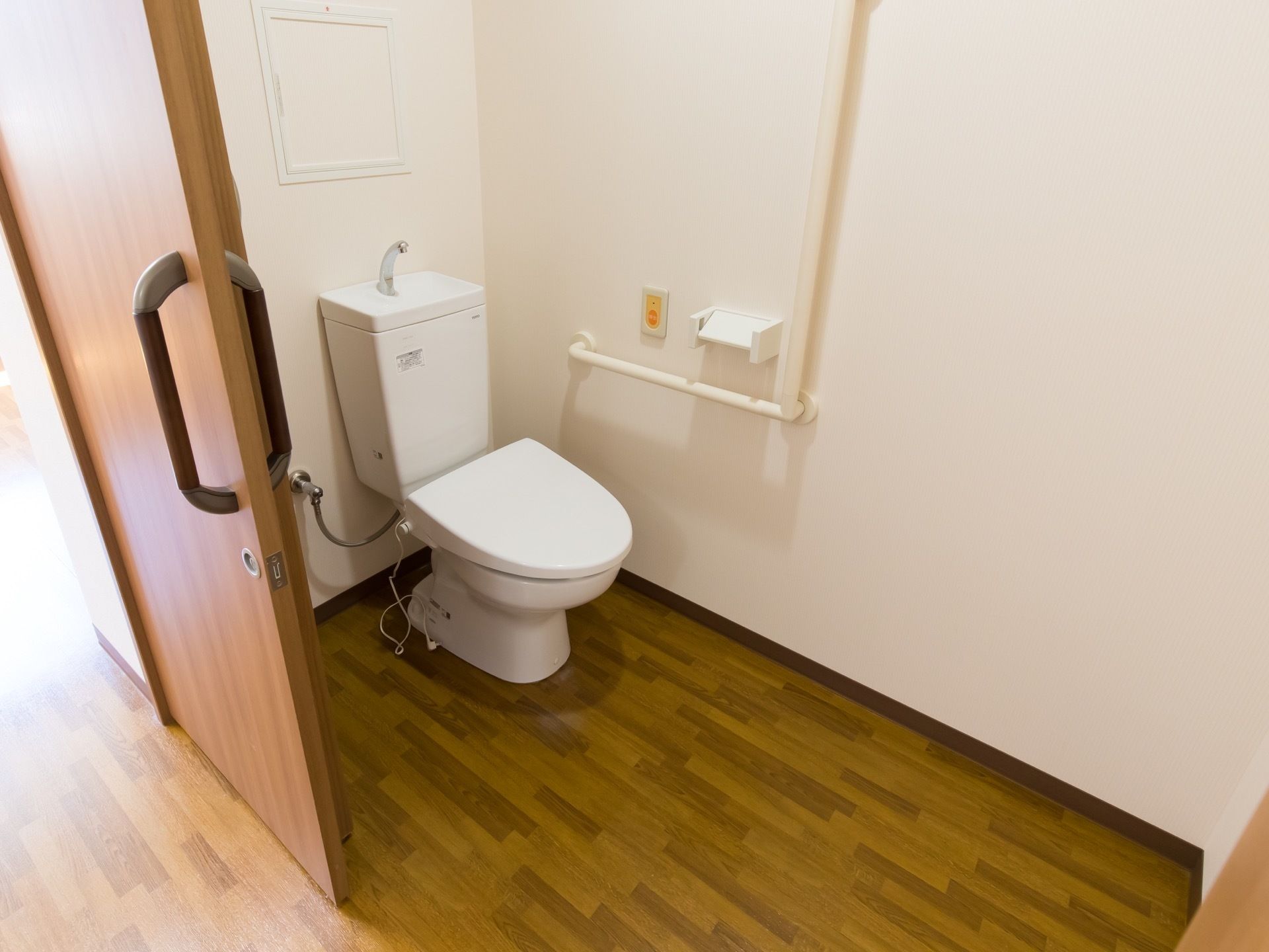 急な体調不良時に対応できるよう、トイレにはナースコールをつけている。一人の時間を安心して過ごせる環境を整えている。