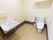 洗面台が設置されたトイレである。車椅子でも自由に移動できる広さがあり、ストレスなく使用することができる。