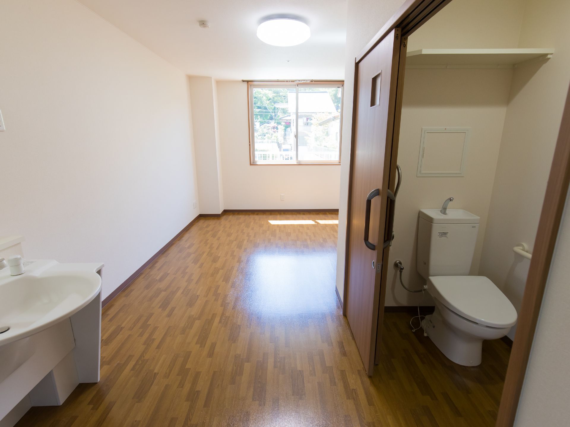 車いすでも利用しやすいスペースのトイレと洗面台が備えられている居室