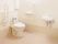 広いトイレには手すりが複数つき、介助が必要な人も自分でトイレに行けるように工夫されている。