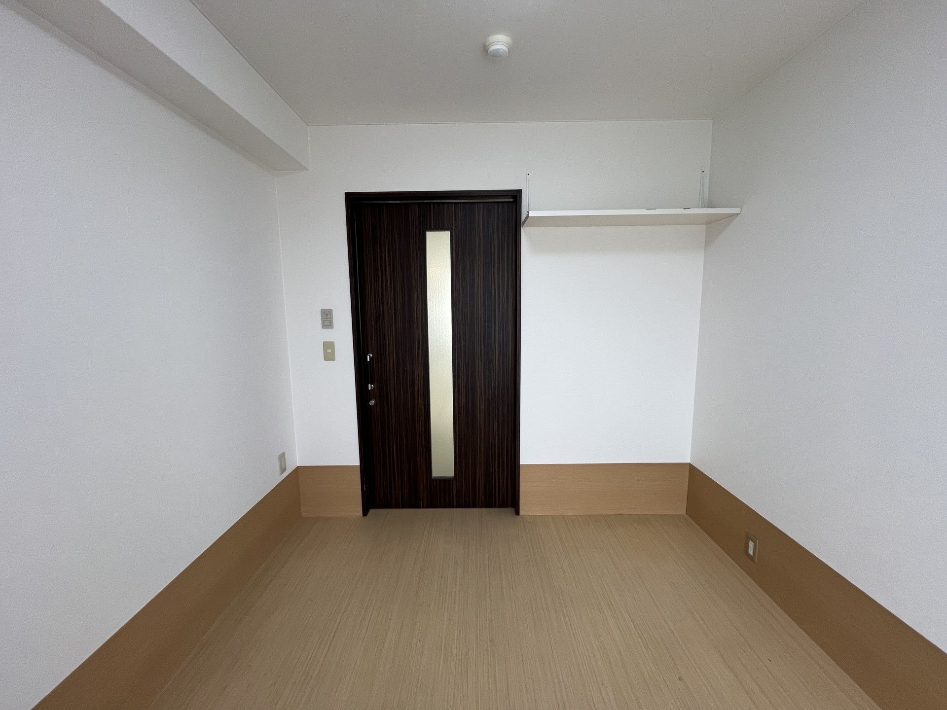 シンプルな個室の扉