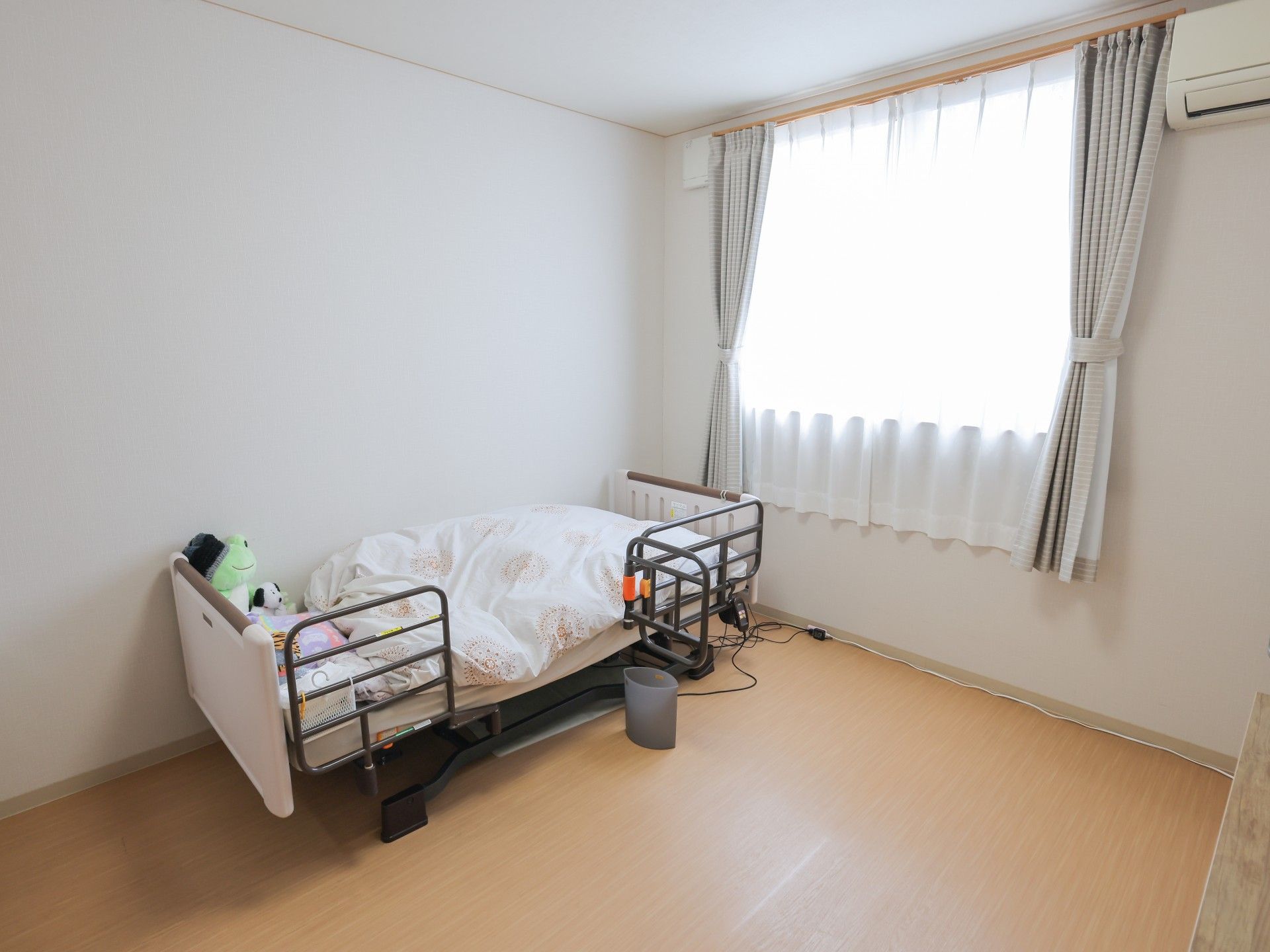 明るい個室のベッド