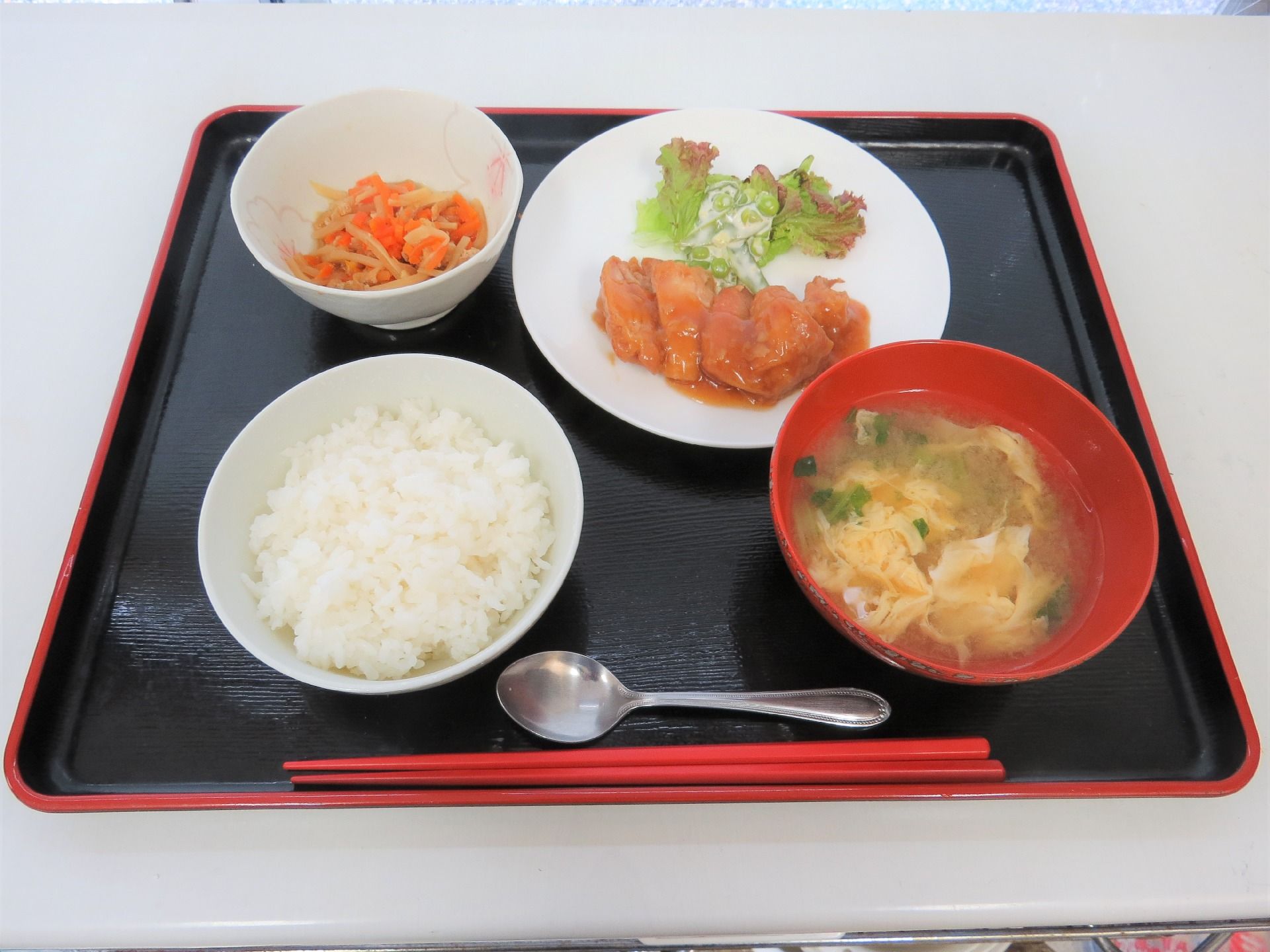 白いご飯とみそ汁、そしてメインに小鉢と品数が多い和定食スタイルの食事が盆に乗っている。