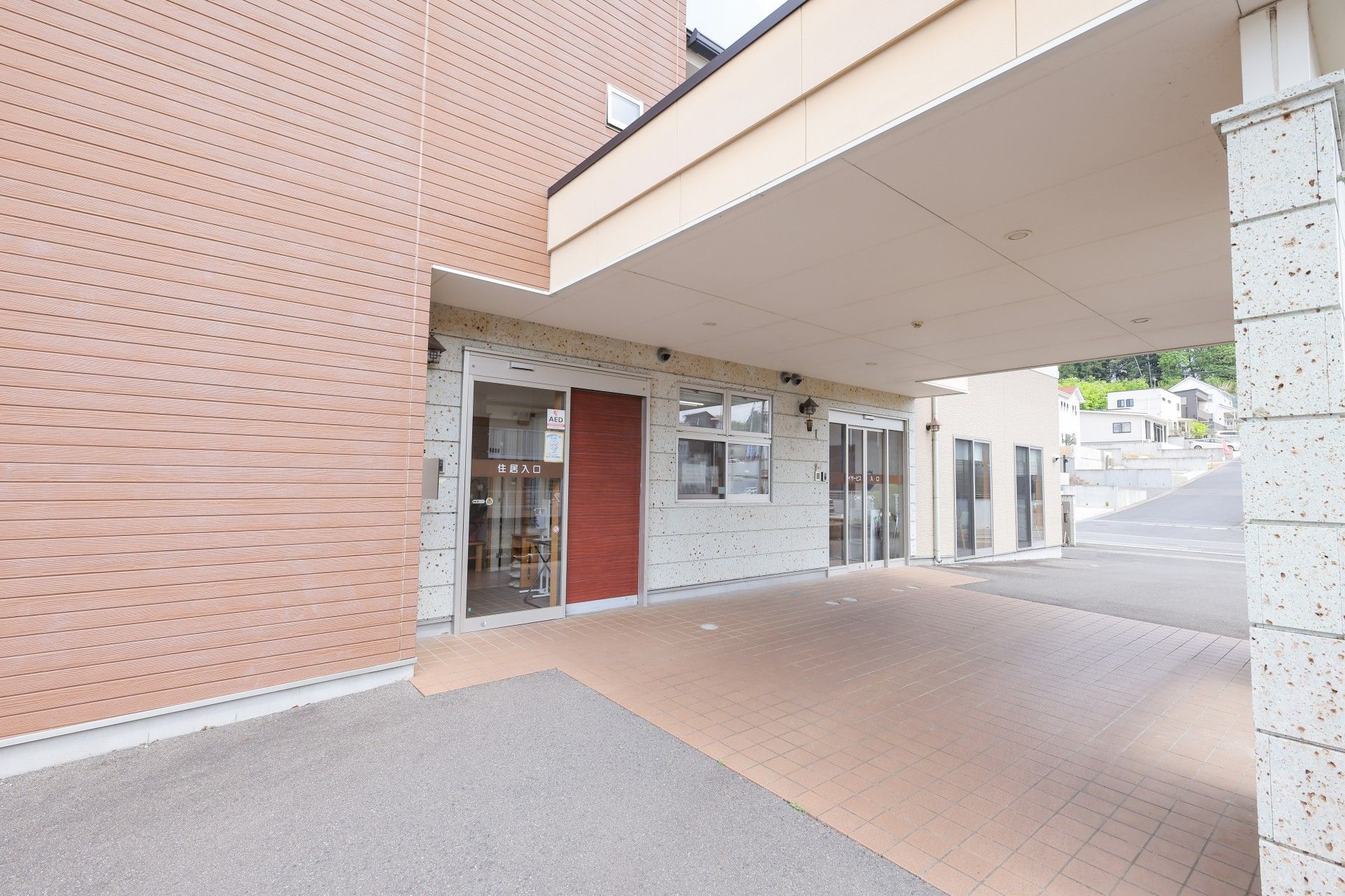 広い玄関の出入口