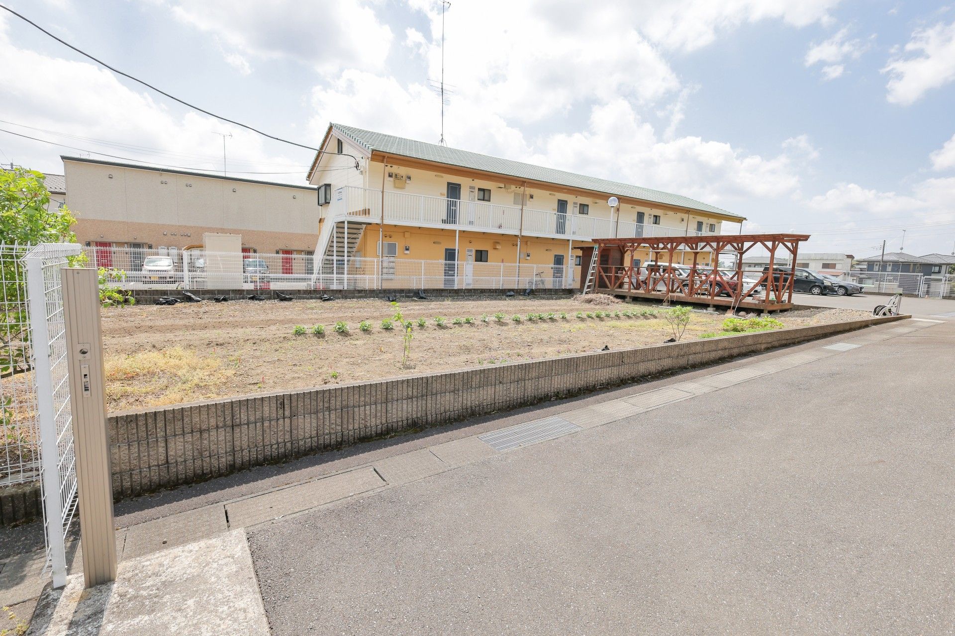 広い庭のある建物