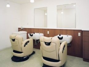 美容室にあるような特殊ないすが置いてある美容ルーム。施設内の設備の写真