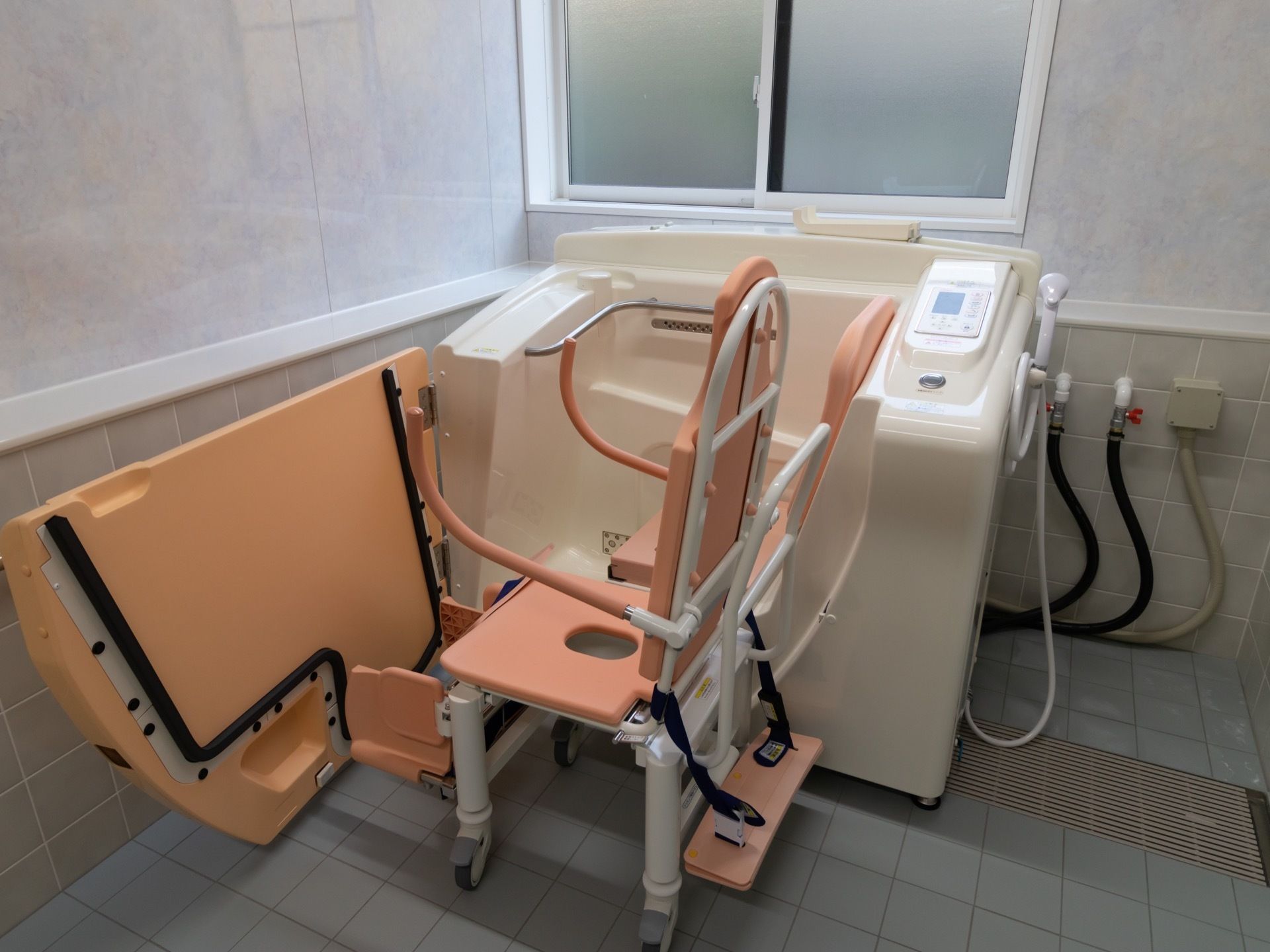 介護入浴用に用意されている機械浴室。中はコンパクトな椅子型になっており、フタを閉めてから給湯する仕組みになっている。
