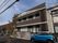 施設建物は２階建て構造をしている。道路から正面ゲートに入ってすぐのところでは、エントランスが見えない配置になっている。
