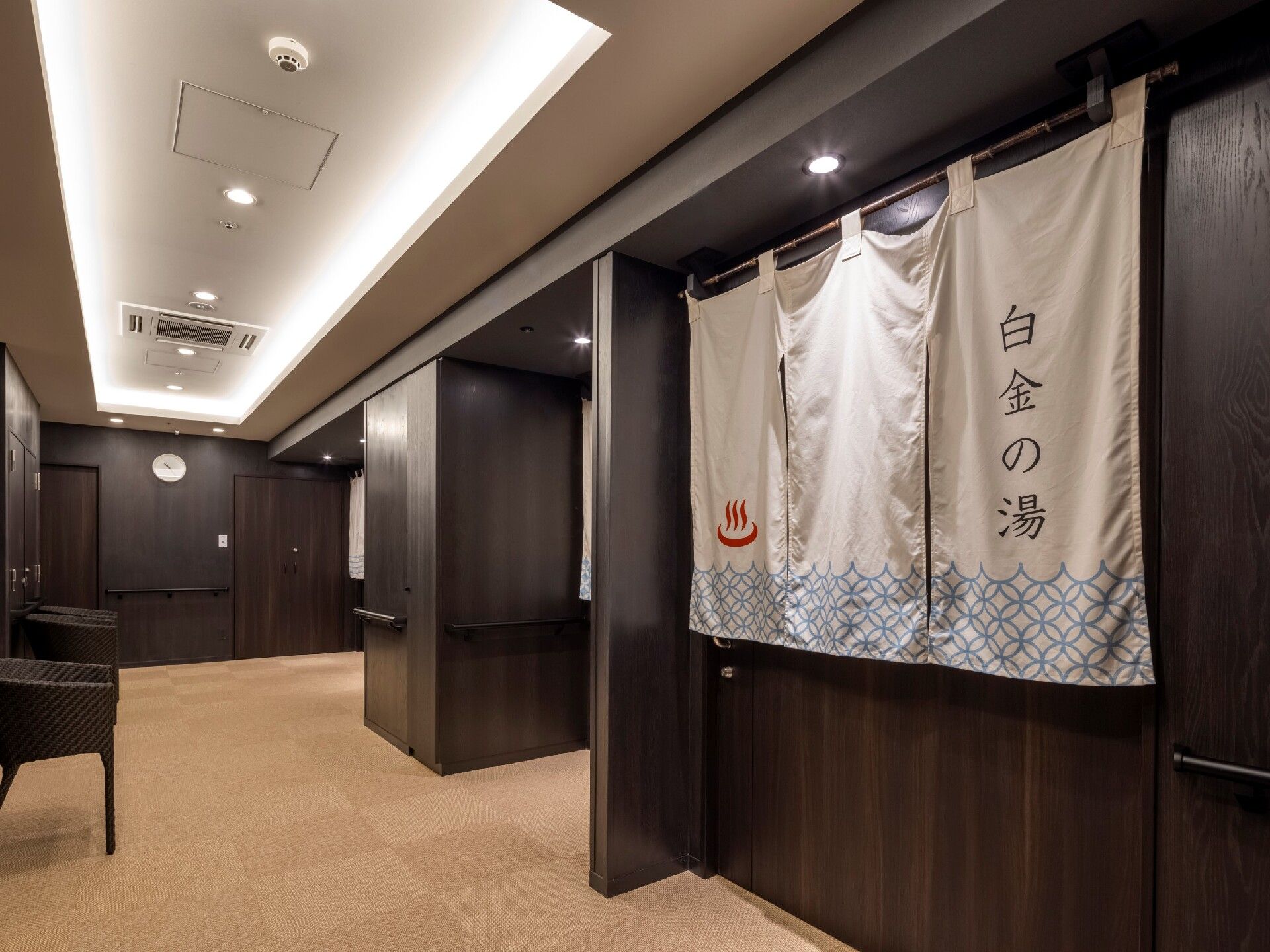 浴室への入り口。椅子がいくつか置いていて休憩できる