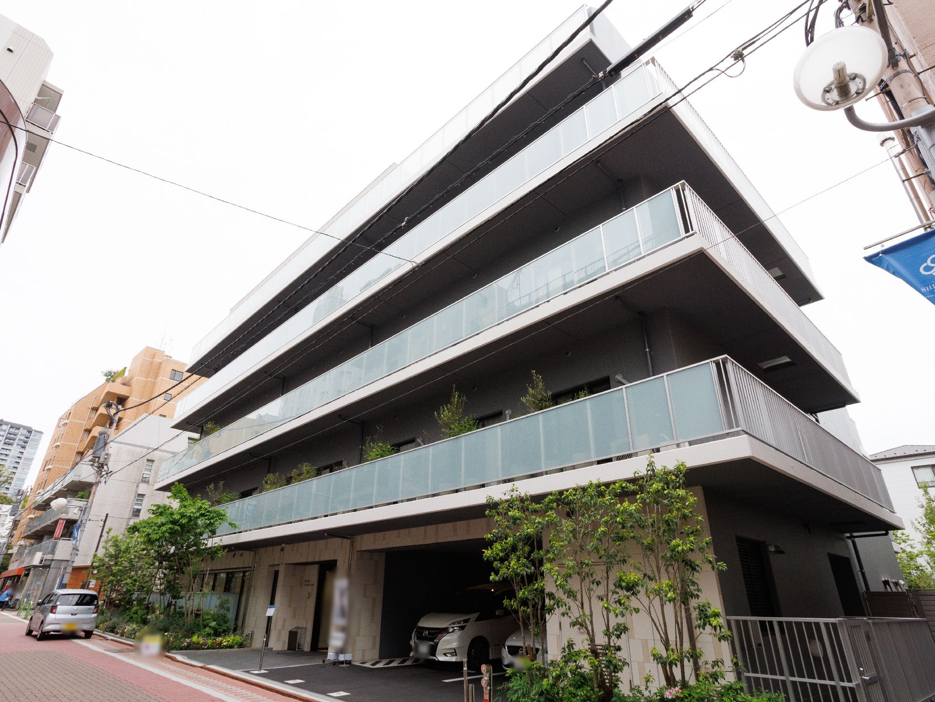 白い外壁で高級マンションのようにも見える施設の外観