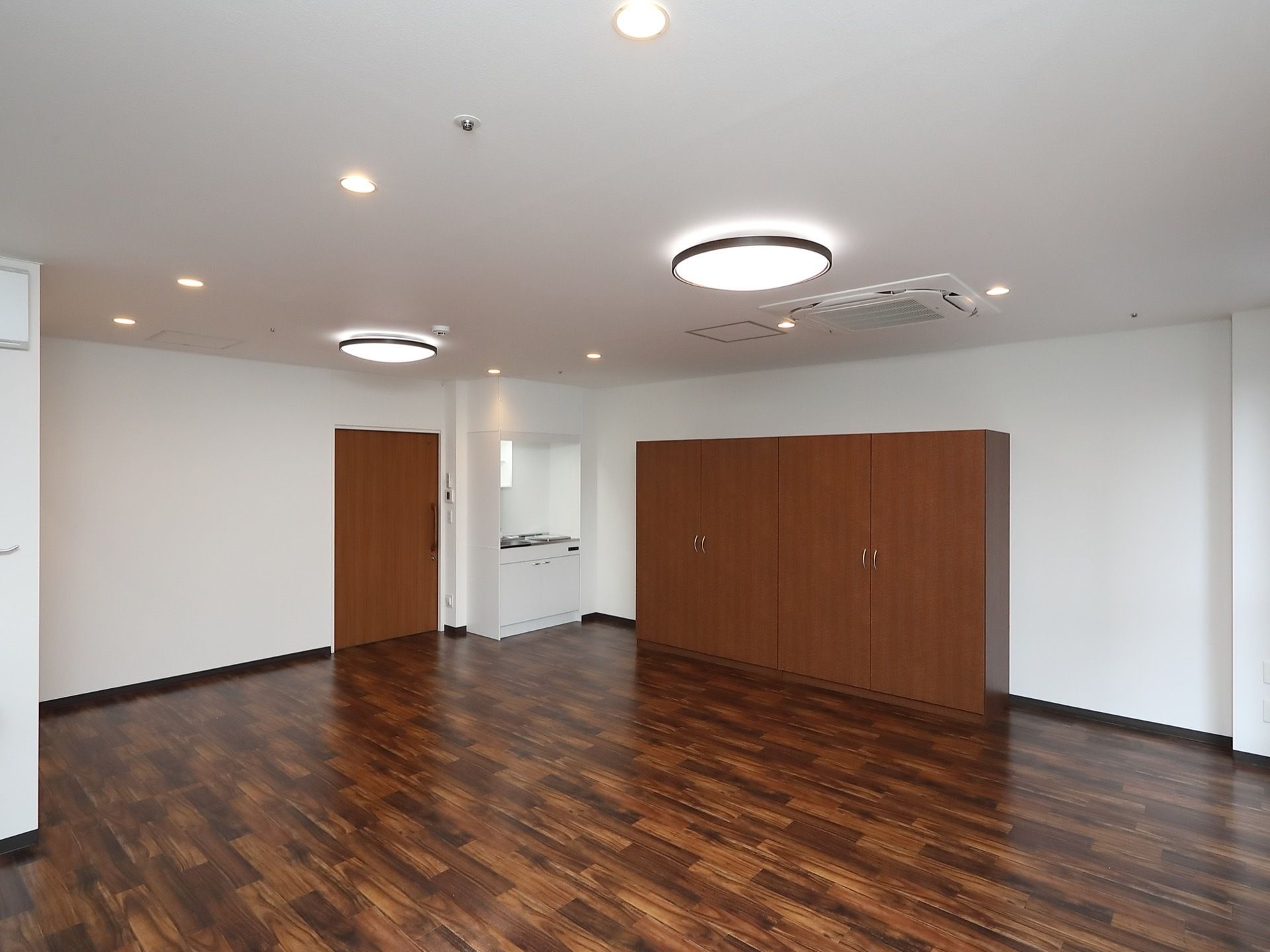 クローゼットが2つ用意されている。扉はスライド式になっている。部屋にはミニキッチンが設置されている。