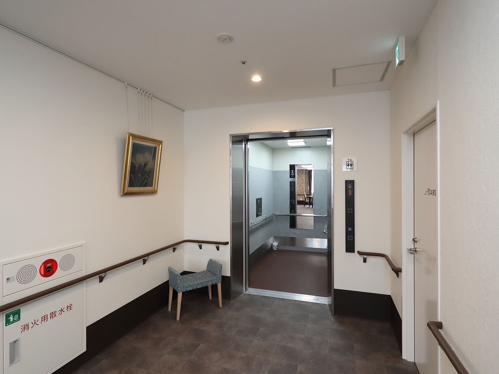 エレベーターが1基設置されている。壁には絵画が飾られており、エレベーターを降りると椅子が用意されている。