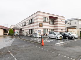 駐車場から撮影した介護施設の外観