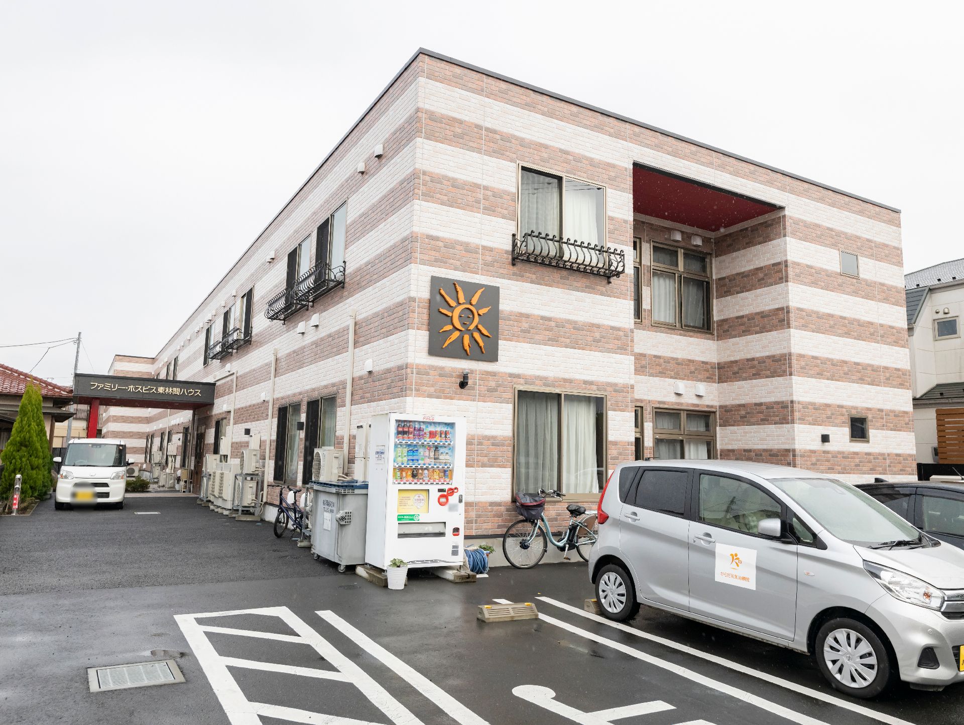 肌色と茶色の外壁で、安心感・親しみが持てる施設の外観