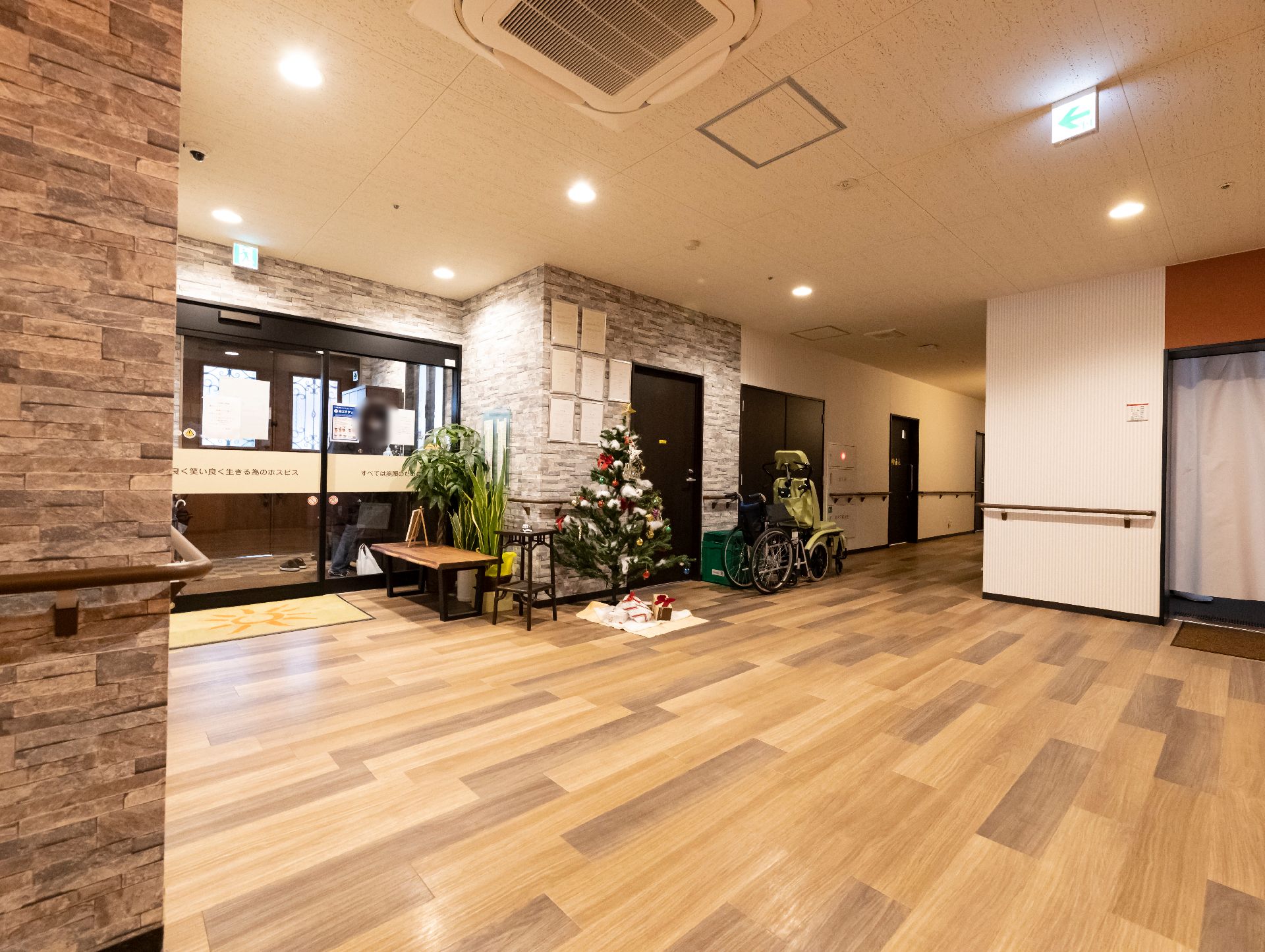手すりが行き渡っている廊下と、引き戸となっている居室