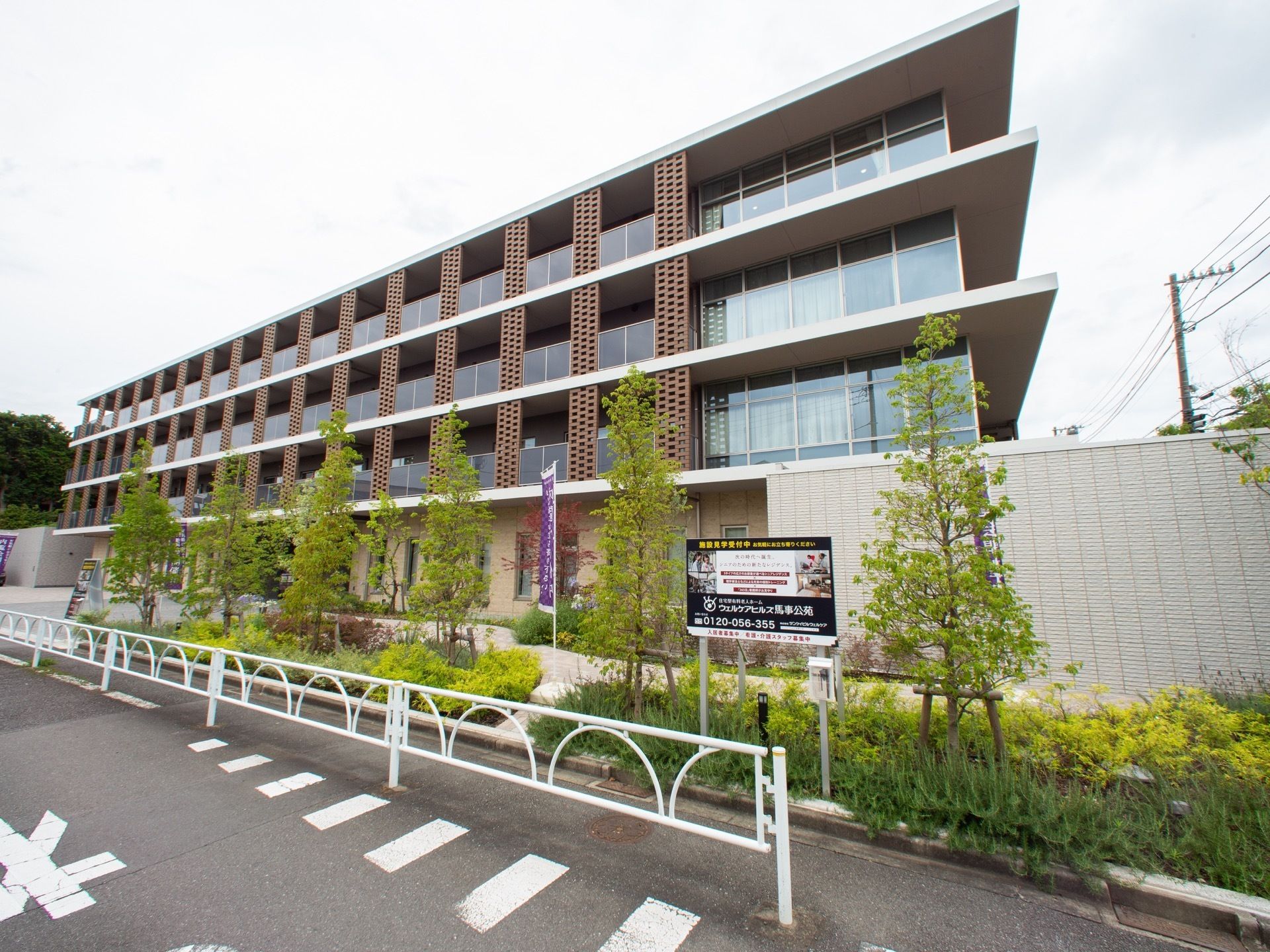 外壁は薄茶色のブロックで構成されている。特徴的な外観により来訪者様は容易にアクセスすることができる。