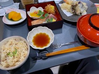 炊き込みご飯と天ぷらの盛り合わせと、かぼちゃの煮物