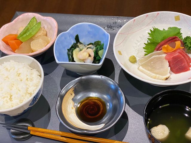 刺身の盛り合わせと野菜の煮物のセット