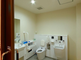 明るい共有スペースとトイレのある施設内部