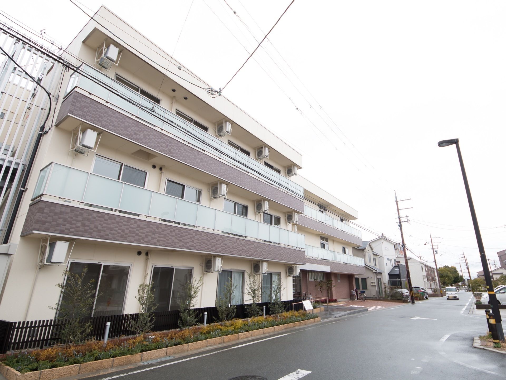 施設周辺には高層建築物がないので日当たりが良く、入居者様には日々健康的かつ穏やかに過ごしていただける。