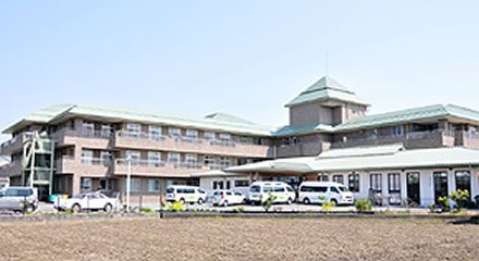 広々とした建物の正面