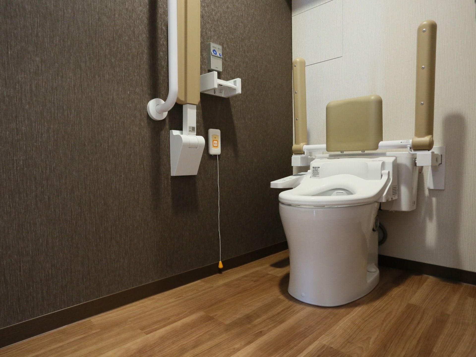 清掃が行き届いた清潔感のあるトイレである。呼出しボタンを壁に設置しており、いざという時もすぐにスタッフに連絡することができる。