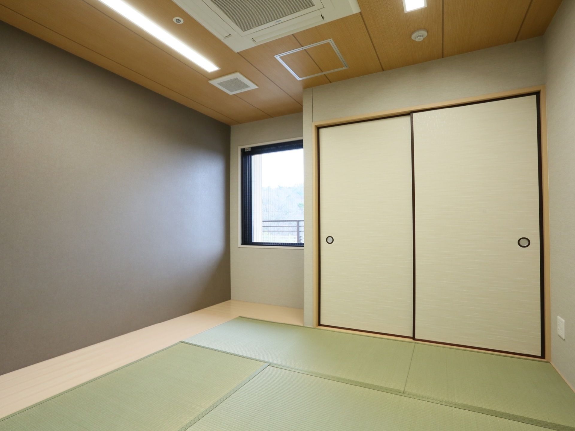 施設には畳敷きの和室が設けられている。天井に埋め込み式のエアコンが設置されており、季節を問わず快適に過ごすことができる。