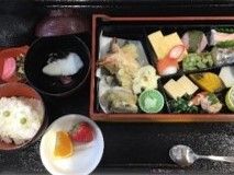 豆ごはんと吸い物、天ぷらやたまご焼き、野菜の煮物や桜餅のデザートが付いたメニュー