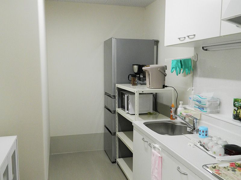白を基調としたキッチンは清潔感があり、冷蔵庫や電子レンジ、ポットなどもそろっている。