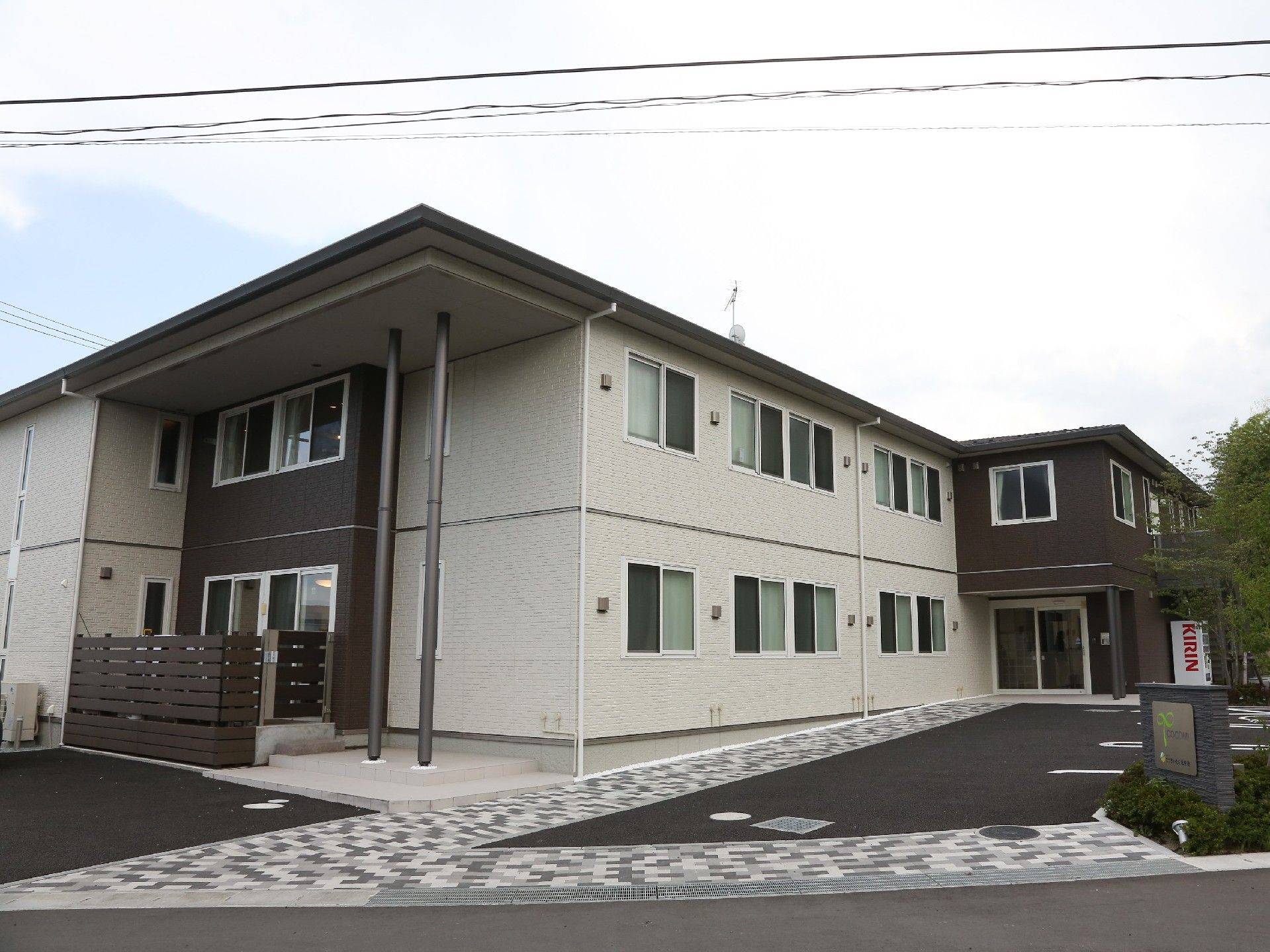 おおきな２階建ての建物の様子。広めの空間のモダンな建物