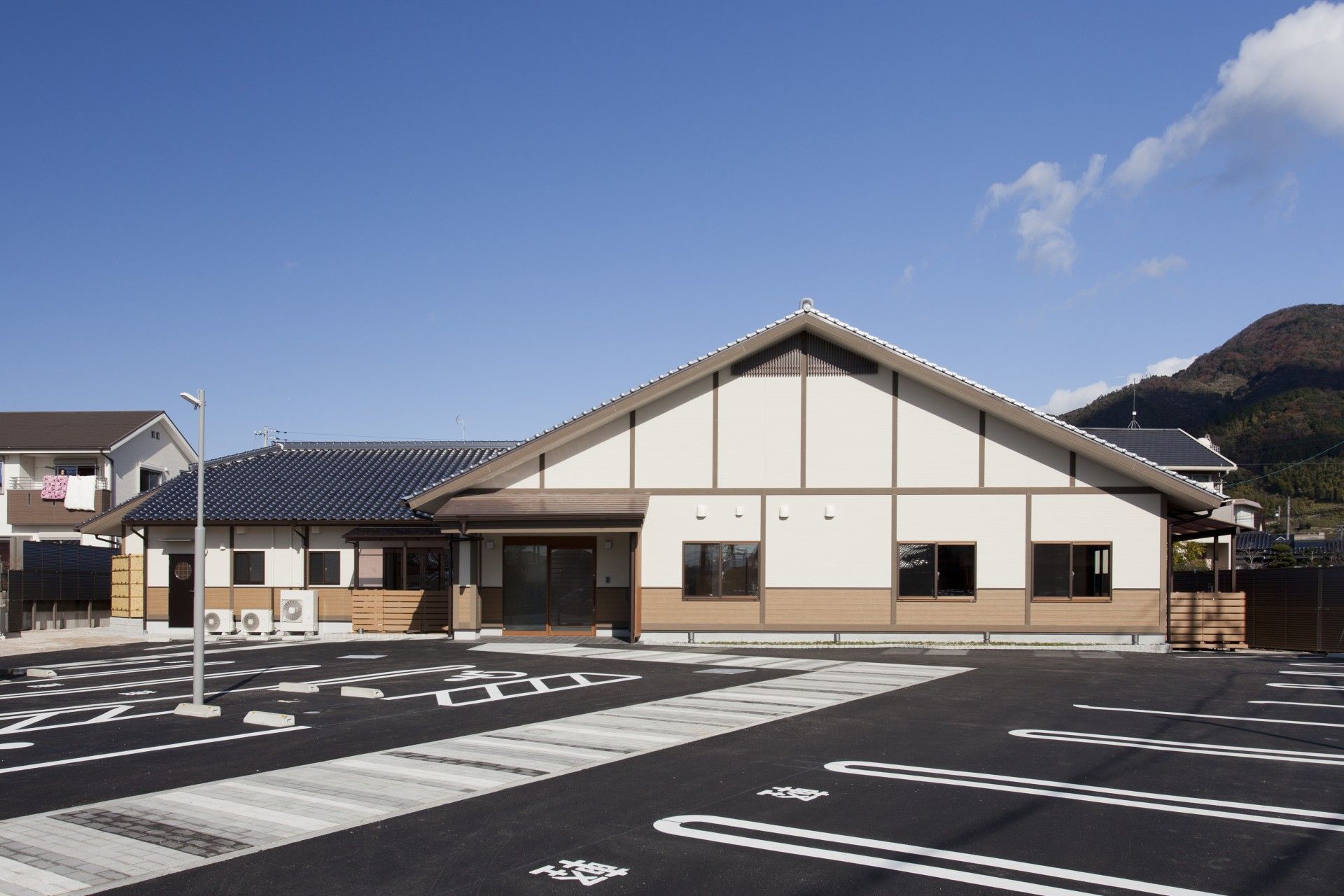 ゆったりとした駐車場の施設