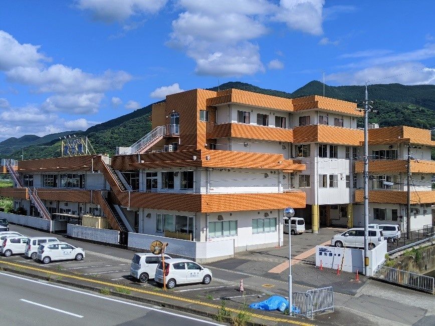 山々に囲まれた施設外観