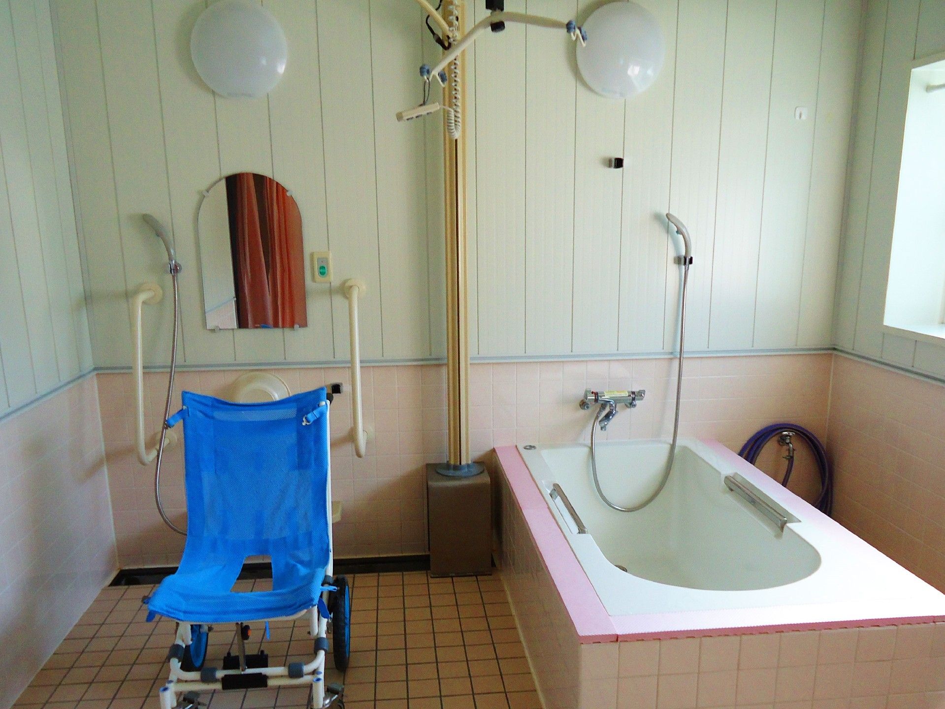 要介護者用のチェア付き浴槽の写真。介護施設内の設備写真